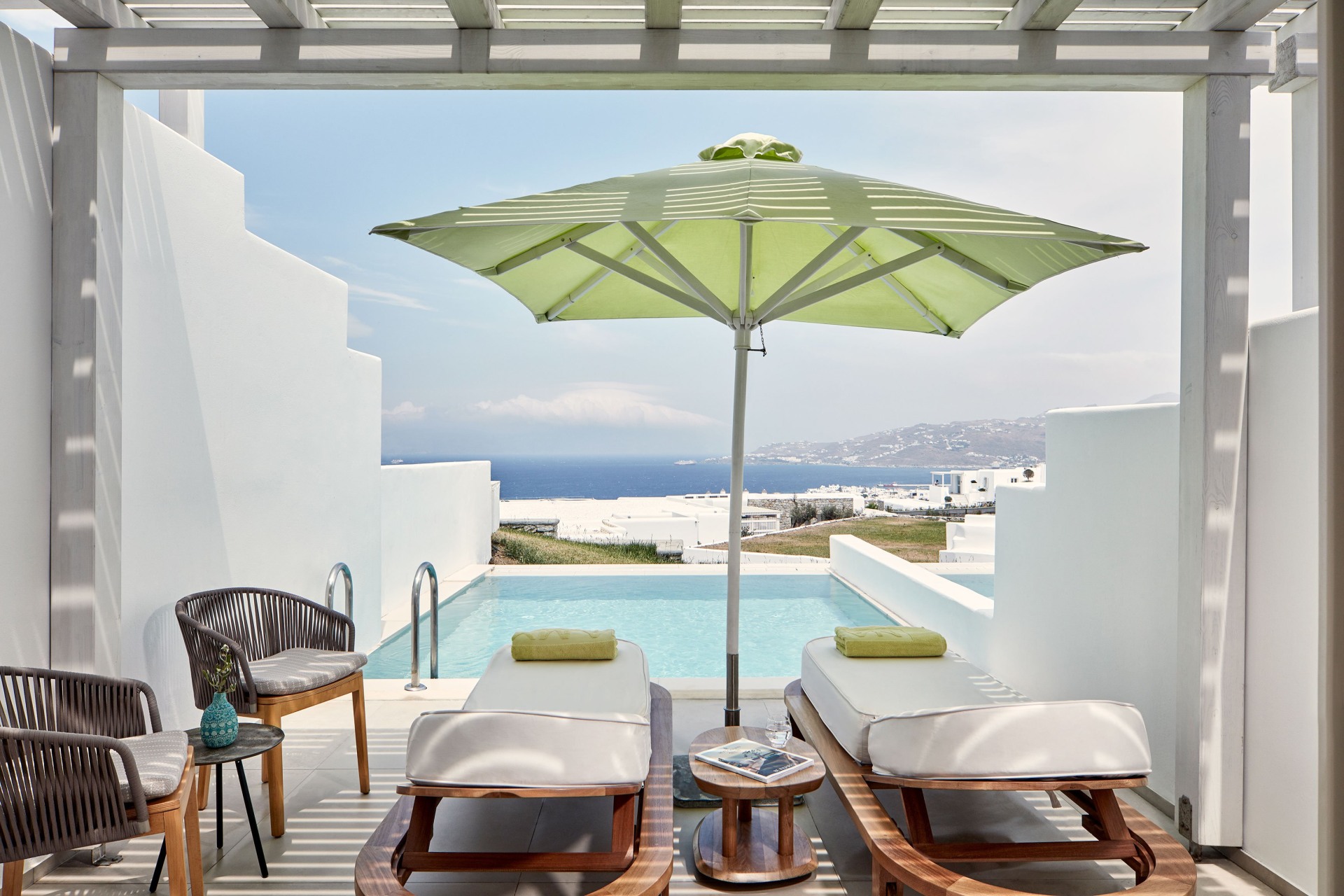 Terrasse mit Pool und Meerblick der Naia Suite